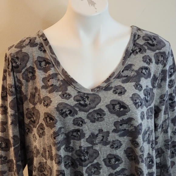 Lane Bryant Floral Sharkbite vneck  top Gray Size 18/20 - Picture 6 of 9